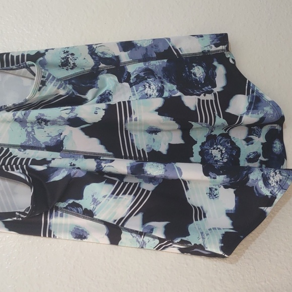 PRE OWNED FILA WORK OUT SHIRT FLOWER PRINT SIZE SMALL 92 % POLYESTER 8% SPANDEX - Picture 6 of 6